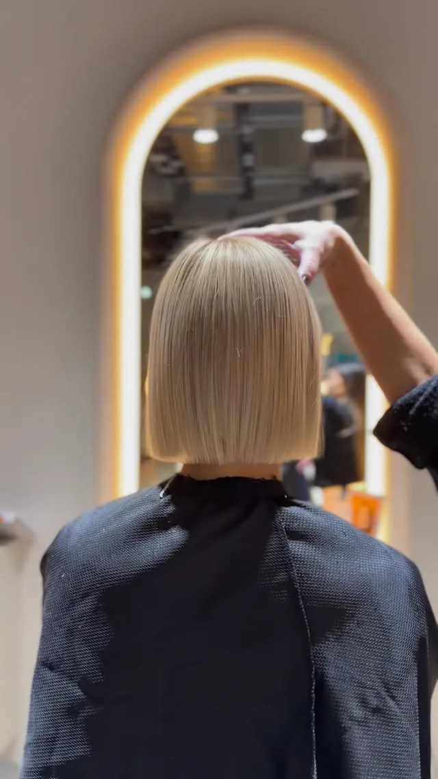 Blonder Bob von hinten, frisch gef&ouml;hnt vor dem beleuchteten Bogenspiegel