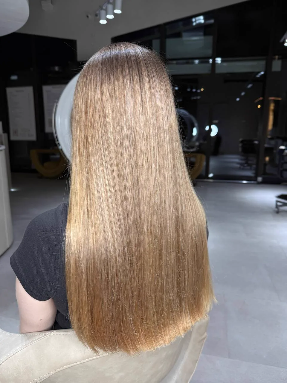 Lange blonde Haare, glatt und gl&auml;nzend, von hinten fotografiert