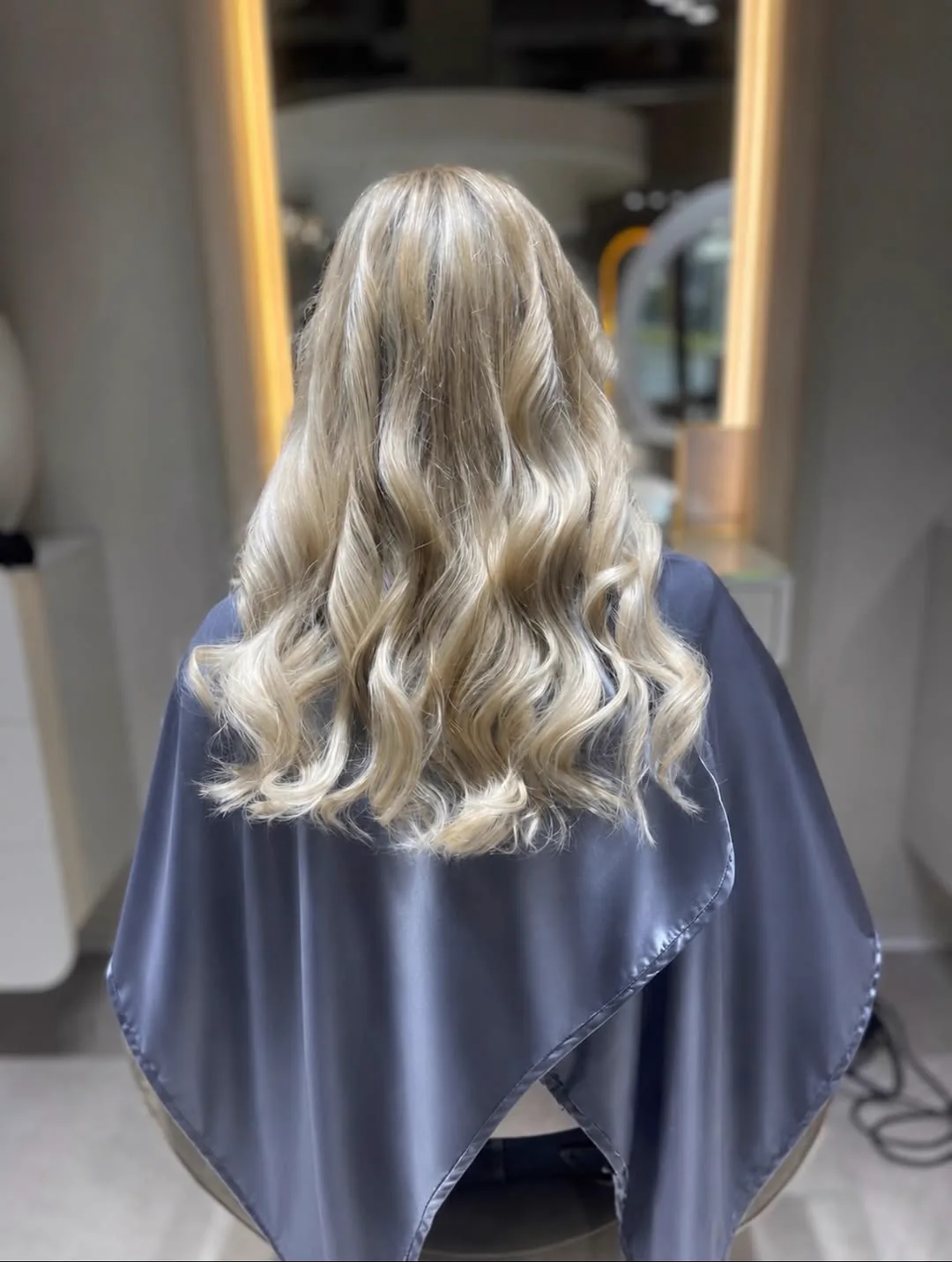 Platinblonde Balayage in weichen Wellen, von hinten