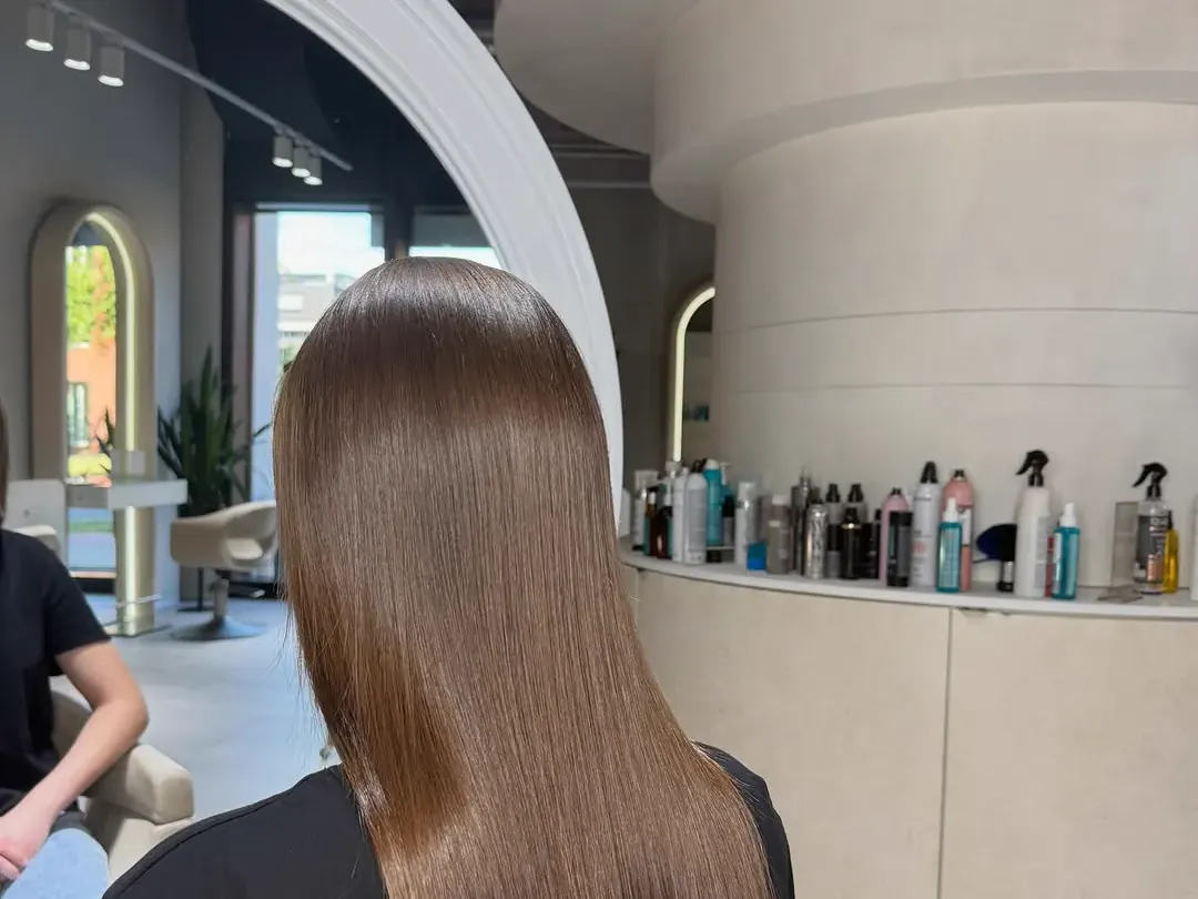 Langes braunes Haar, glatt und glänzend, im Salon von Mira Hairstyle